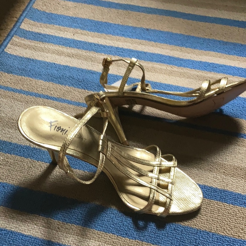 Fioni Night- Dress Sandal Sz 6 1/2. Never worn. Excel.  condition. 2 1/2” heel.